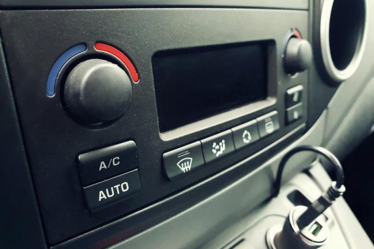 Koristite li ovo dugme u autu? Većina vozača nema pojma čemu služi