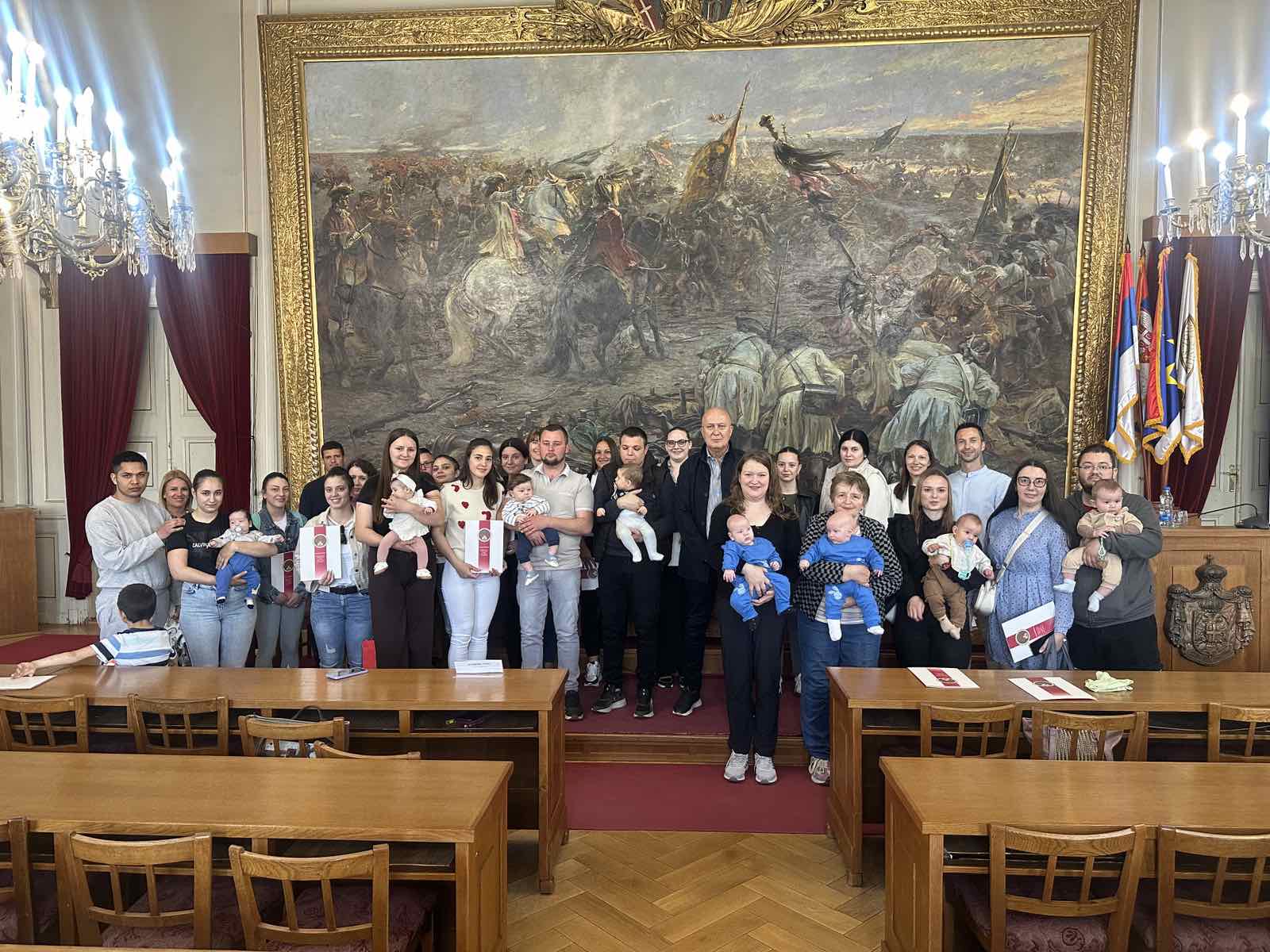 Uručena rešenja o roditeljskom dodatku i pomoći za nezaposlene porodilje