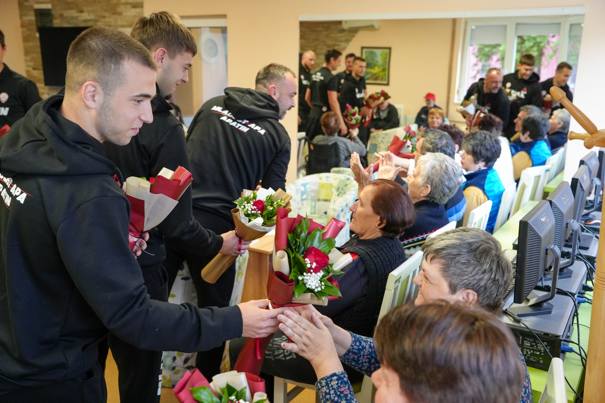 „OFK Mladost“ obradovala najvernije navijače-emotivna poseta Domu za stare