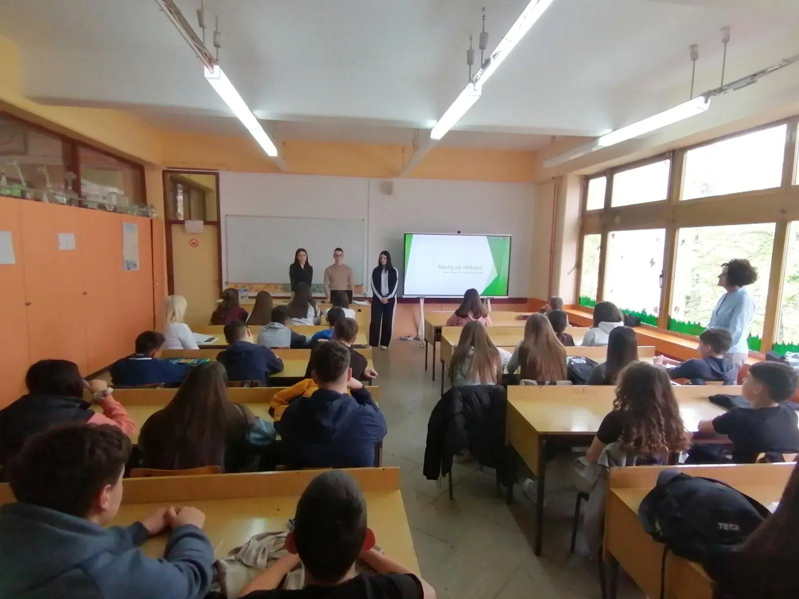 Srednjoškolci iz Sombora održali ekološko predavanje osnovcima u Apatinu