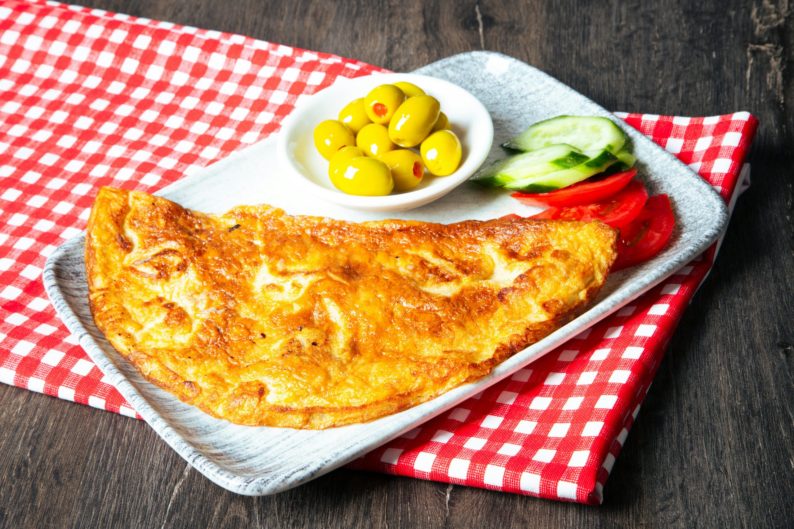 Francuzi već vekovima pripremaju omlet na ovaj način, a upravo tako ga uče i profesionalni kuvari