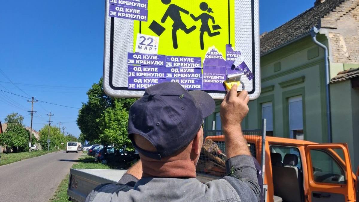 JKP „Komunalac“ Kula uklonio nalepnice sa saobraćajne signalizacije – upozorenje na opasnost