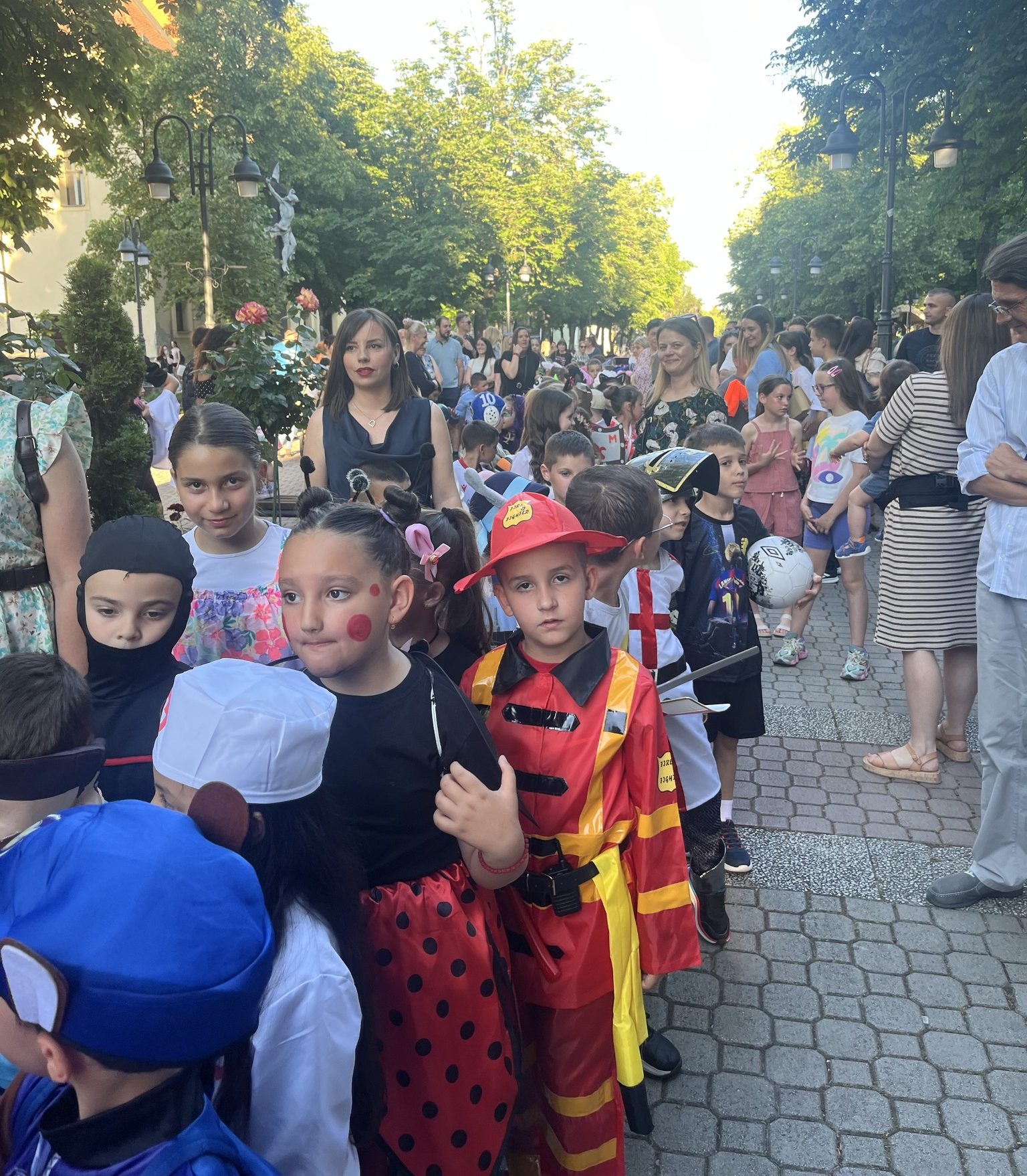 Mališani pod maskama uneli radost u centar Apatina