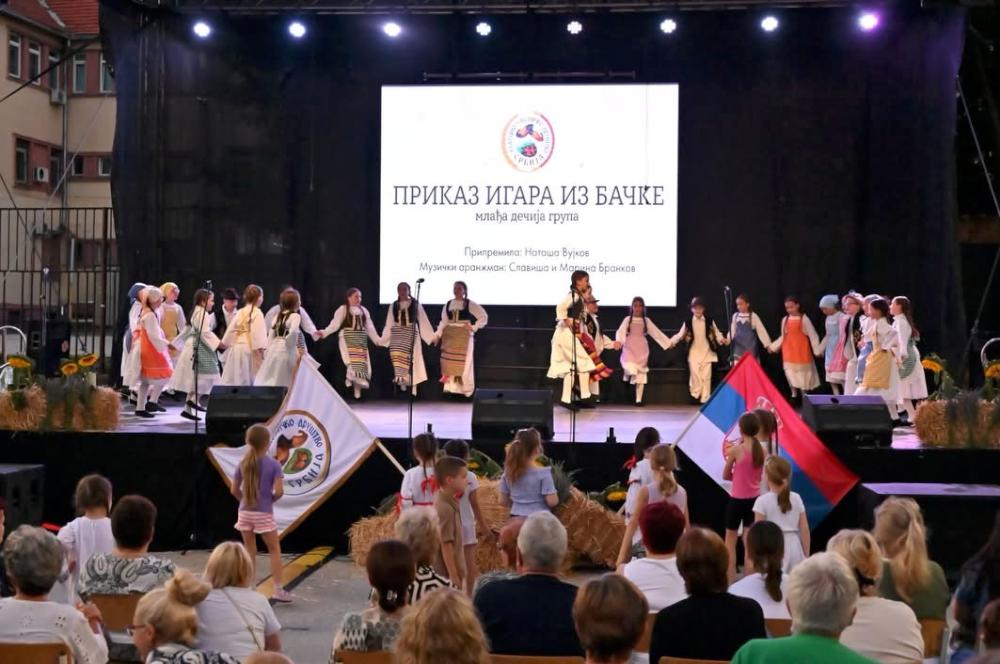 „Folklor fest“ u Kuli okupio ansamble iz Srbije i Kanade