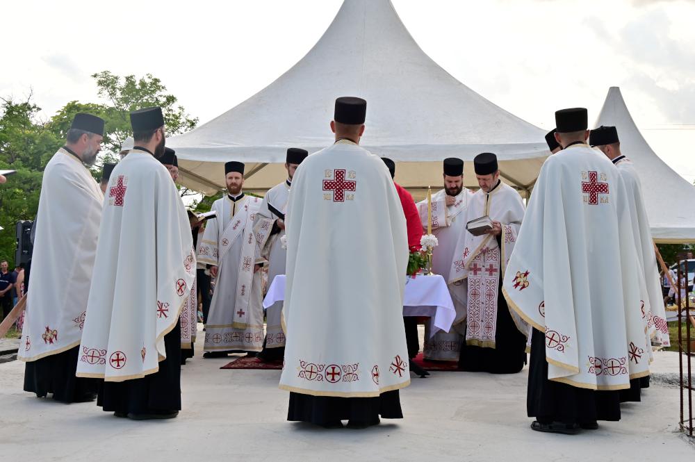 Kruščić dobija mesto duhovnog sabranja – osveštani temelji novog hrama