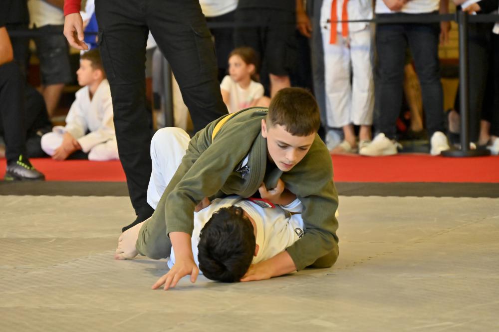 Više od 150 takmičara iz Srbije i regiona učestvovalo je na turniru „Stronghold Jiu Jitsu Series“ održanom u hali Osnovne škole „Petefi brigada“ u Kuli. Reč je o jednom od najvećih takmičenja u brazilskoj džiu-džici u disciplini kimono na teritoriji Srbije, koje je okupilo sportiste svih uzrasnih kategorija. Turnir je još jednom potvrdio rast popularnosti brazilske džiu-džice u Srbiji, ali i značaj Kule kao domaćina velikih sportskih manifestacija. Tokom celodnevnog programa publika je mogla da prati veliki broj zanimljivih borbi i nastupa takmičara iz različitih klubova. Organizaciju događaja predvodio je klub „Constrictor Fight Team“, čiji su predstavnici izrazili zadovoljstvo odzivom učesnika i kvalitetom takmičenja. Stronghold Jiu Jitsu Series među najvećim BJJ turnirima u Srbiji Glavni trener kluba „Constrictor Fight Team“, Dejan Tešić, istakao je da su pripreme za turnir protekle prema planu i da je organizacioni tim uspešno odgovorio na sve izazove. Posebno je naglasio da broj učesnika iz godine u godinu raste, što potvrđuje sve veće interesovanje za brazilsku džiu-džicu među mladima i rekreativcima. Upravo zbog toga turnir „Stronghold Jiu Jitsu Series“ postaje jedno od najznačajnijih takmičenja ovog tipa u zemlji. Takmičenje je okupilo borce iz različitih gradova Srbije, ali i iz zemalja regiona, čime je događaj dobio međunarodni karakter i dodatni sportski značaj. Fer-plej i sportski duh u prvom planu Dražen Seničak, trener u klubu „Constrictor Fight Team“, naglasio je da rezultati jesu važni, ali da su fer-plej, poštovanje protivnika i sportski duh vrednosti koje klub posebno neguje. Prema njegovim rečima, takmičenja poput ovog pružaju priliku mladim sportistima da steknu iskustvo, razvijaju samopouzdanje i promovišu zdrave stilove života. Više od 150 učesnika iz Srbije i regiona Zastupljene sve uzrasne kategorije Takmičenje održano u disciplini kimono Organizator klub „Constrictor Fight Team“ Akcenat na fer-pleju i sportskom duhu Upis novih članova otvoren tokom cele godine Iz kluba su poručili da su vrata „Constrictor Fight Team“-a otvorena za sve zainteresovane, bez obzira na prethodno iskustvo. Kako navode, cilj im je da kroz treninge i takmičenja okupe što više mladih ljudi zainteresovanih za borilačke sportove. Uspešna organizacija i veliki broj učesnika pokazali su da Kula postaje važna tačka na mapi borilačkih sportova u Srbiji. Organizatori očekuju da naredna izdanja turnira budu još masovnija i da privuku još veći broj takmičara i ljubitelja brazilske džiu-džice. [INTERNI LINK: Sport Kula] [INTERNI LINK: Borilački sportovi] [INTERNI LINK: Uspešni sportisti Zapadnobačkog okruga]