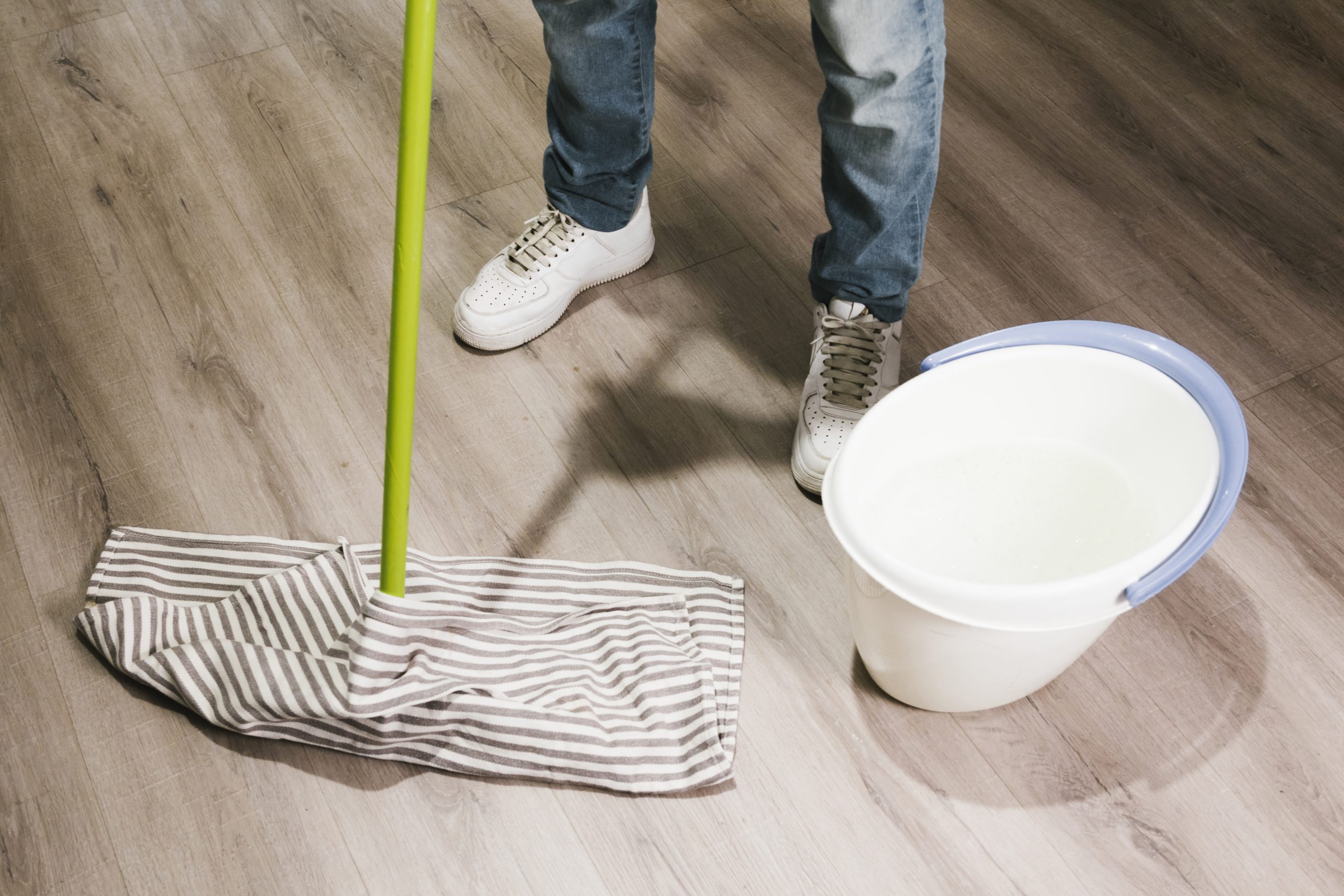 Kako da parket ponovo zablista? Dodajte ovo sredstvo u vodu za brisanje