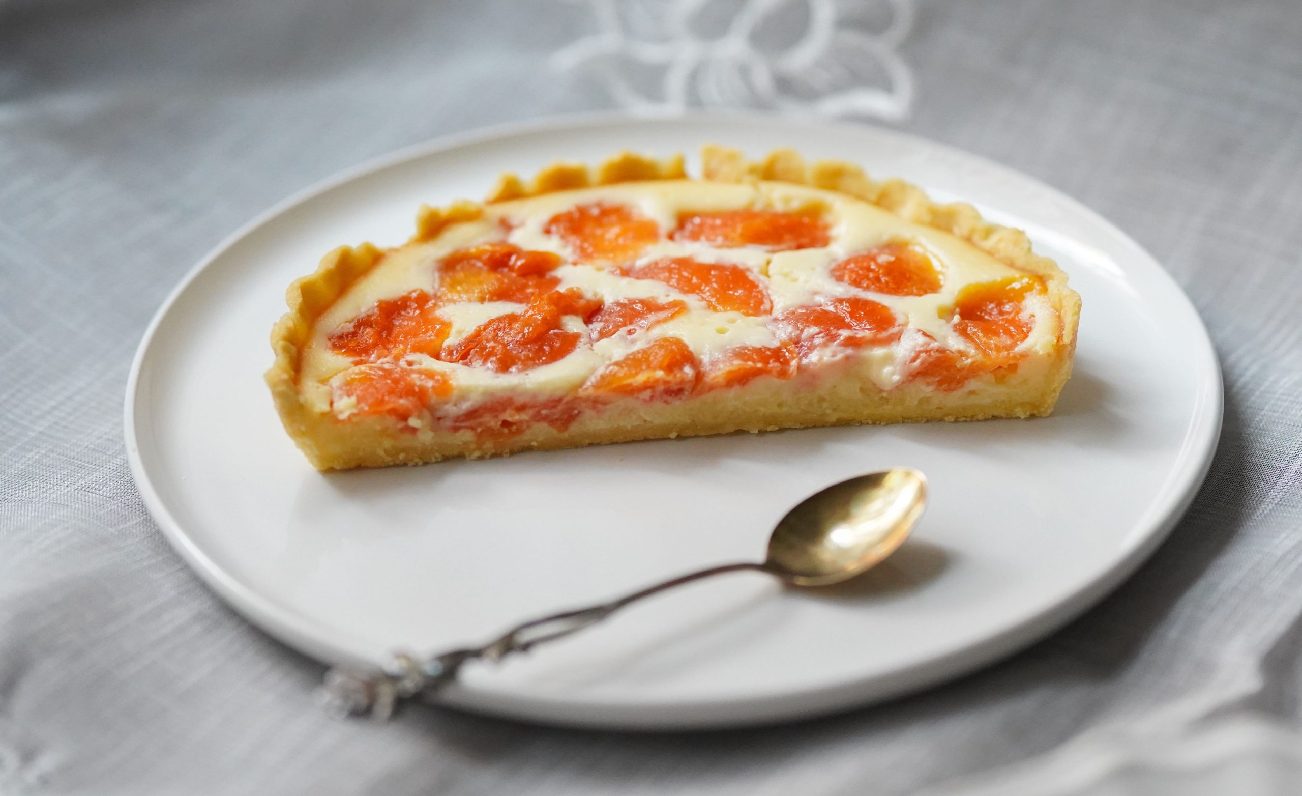 Brzi tart sa kajsijama: Gotov za 10 minuta uz lisnato testo