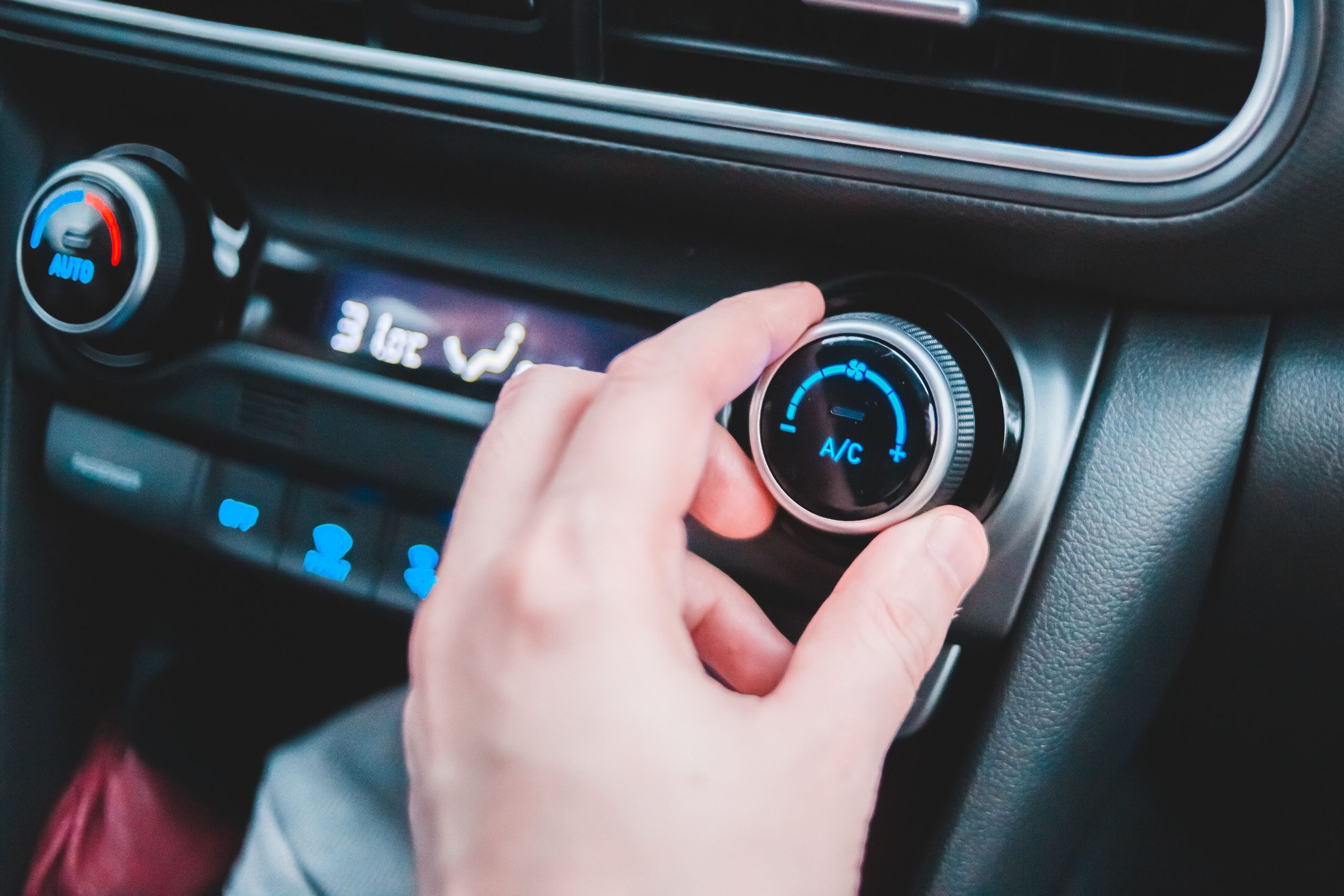 Zašto klima u automobilu slabo hladi? Greške koje mnogi vozači prave