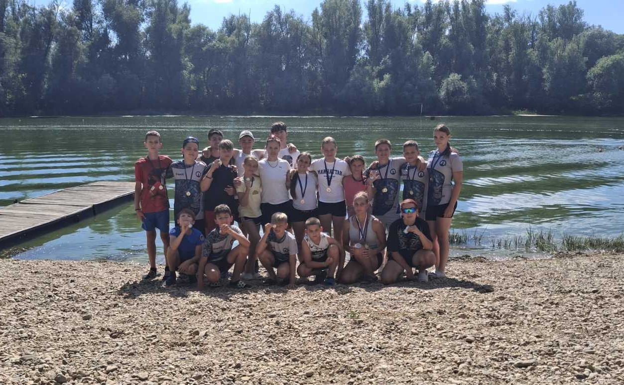 „Sombor“ briljirao u Višnjićevu: Čak 13 medalja i drugo mesto u Mini kajak ligi Srbije