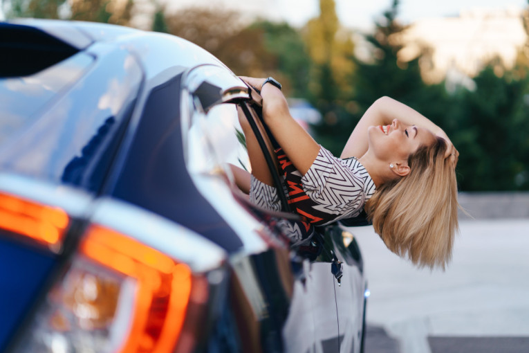 Auto se usijao na suncu? Uradite ovo pre nego što uključite klimu