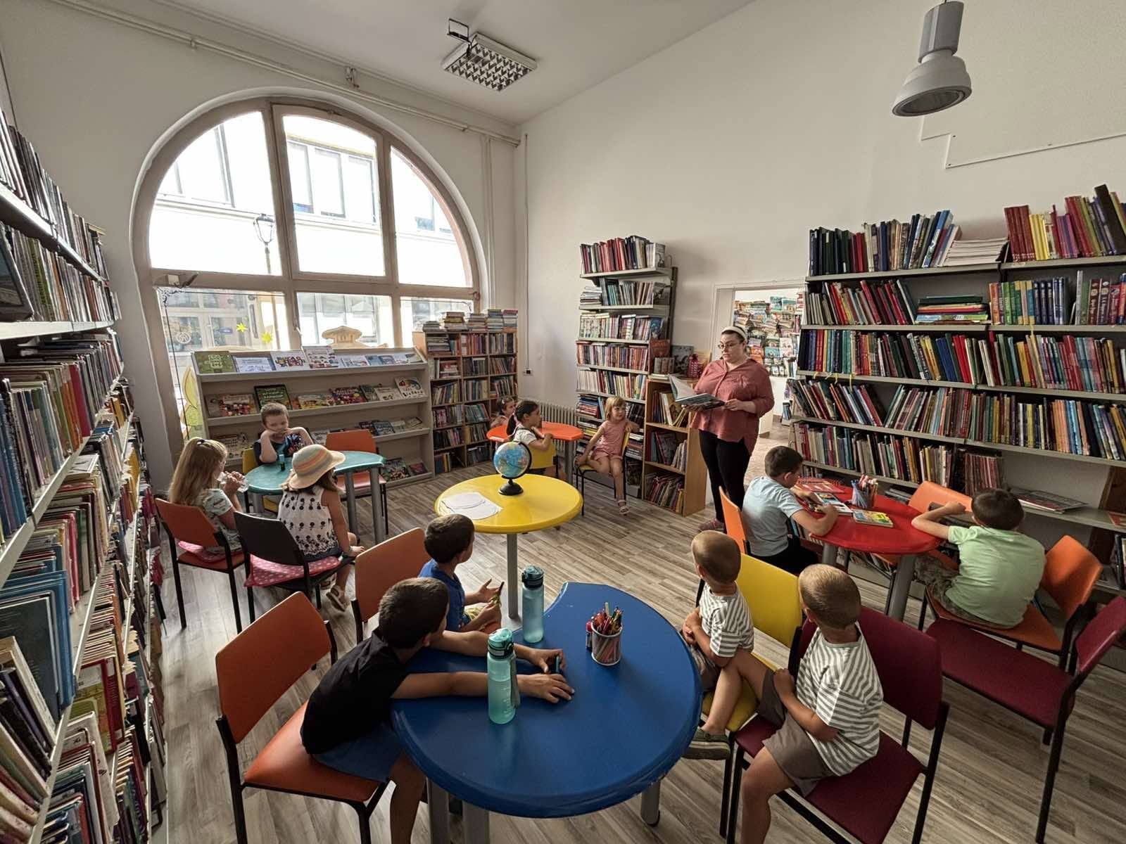 Gradska biblioteka Sombor kroz priču i igru povela mališane na put oko sveta