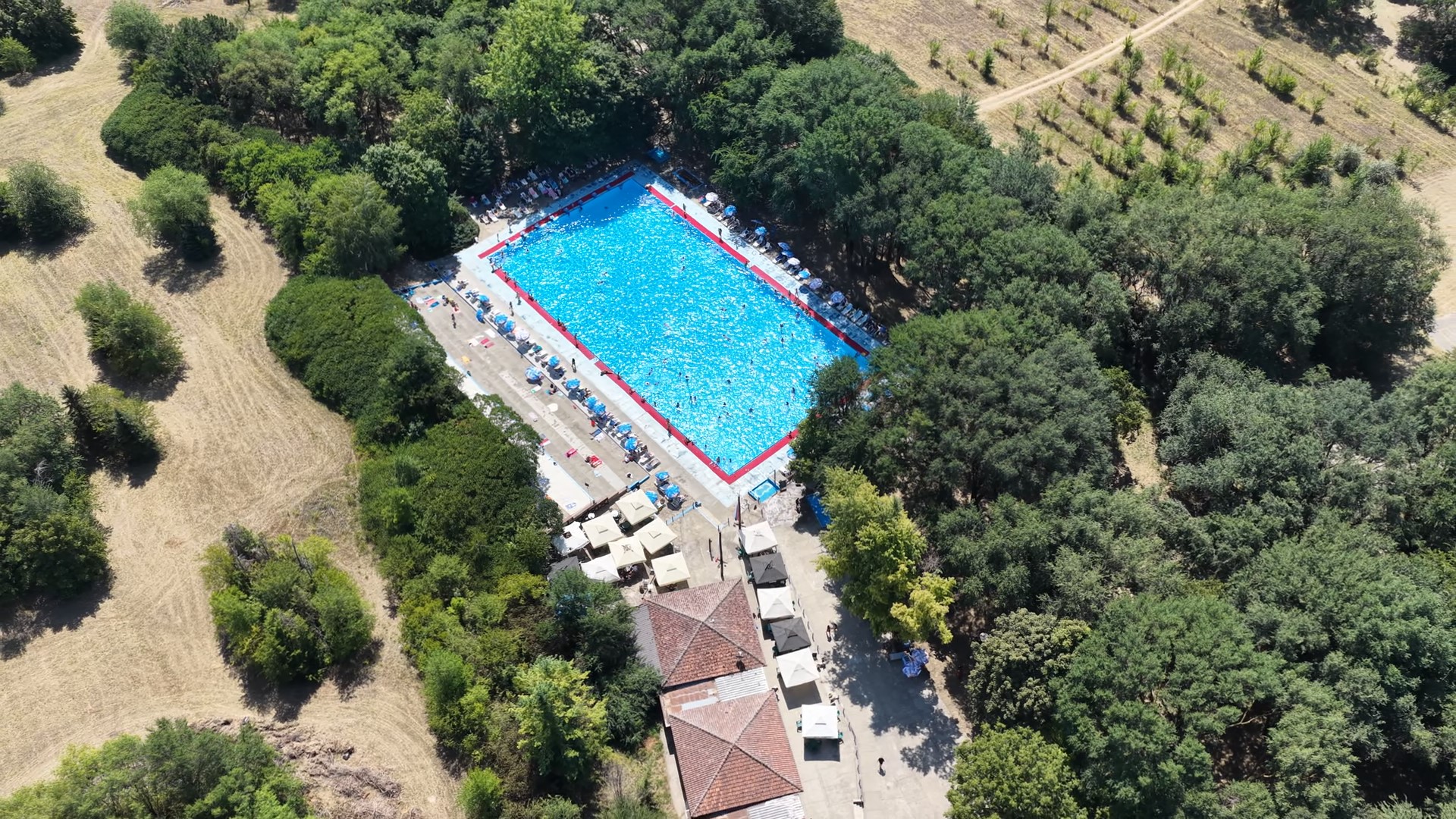 Na bazenu u Kljajićevu leto u punom jeku