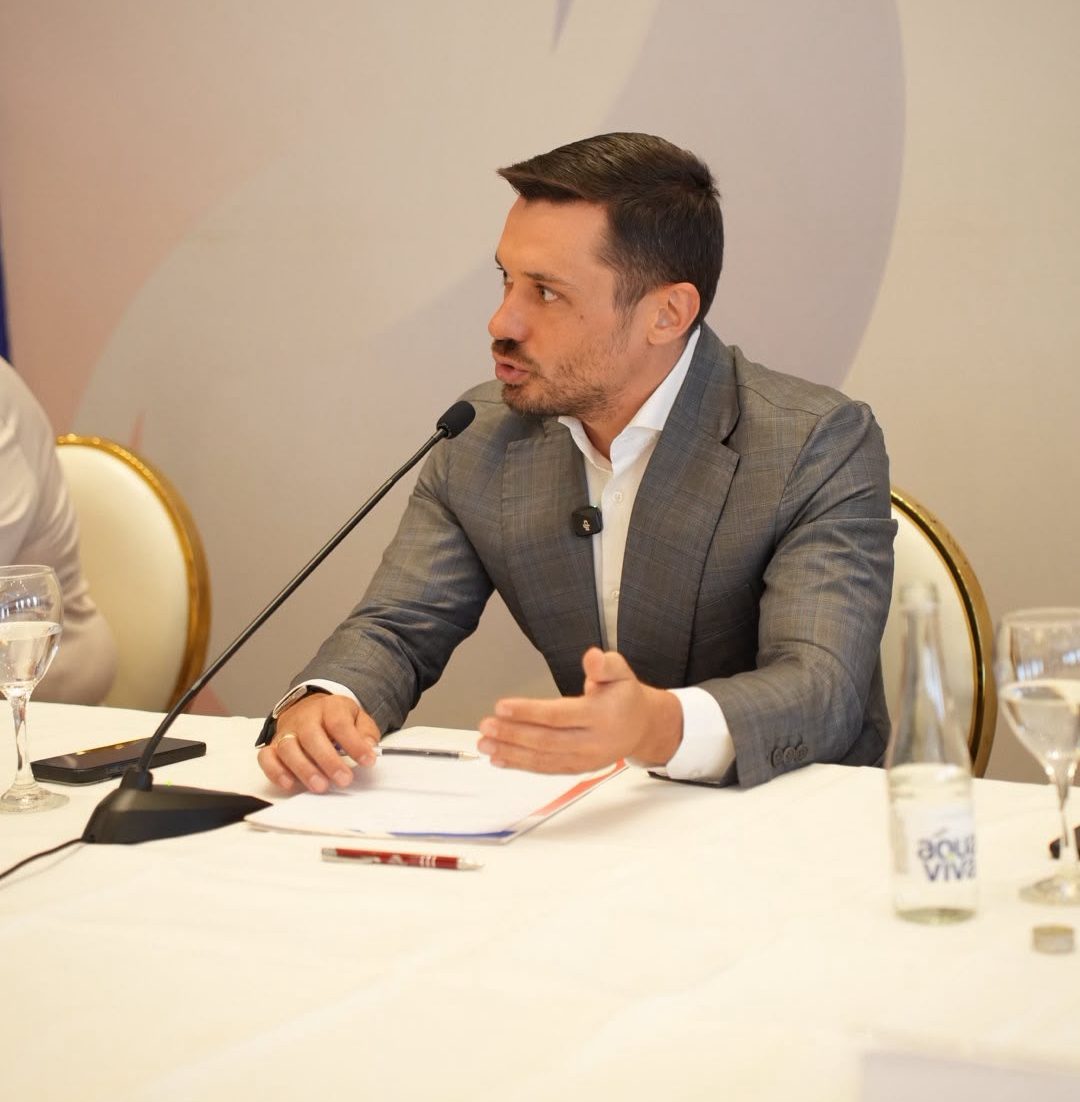 Izuzetno posećena tribina u Staroj Pazovi