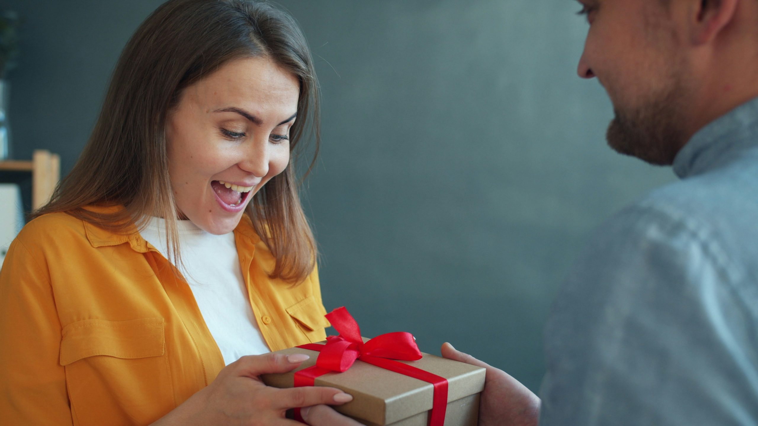 Love bombing u vezi: 3 znaka da pažnja prelazi granicu