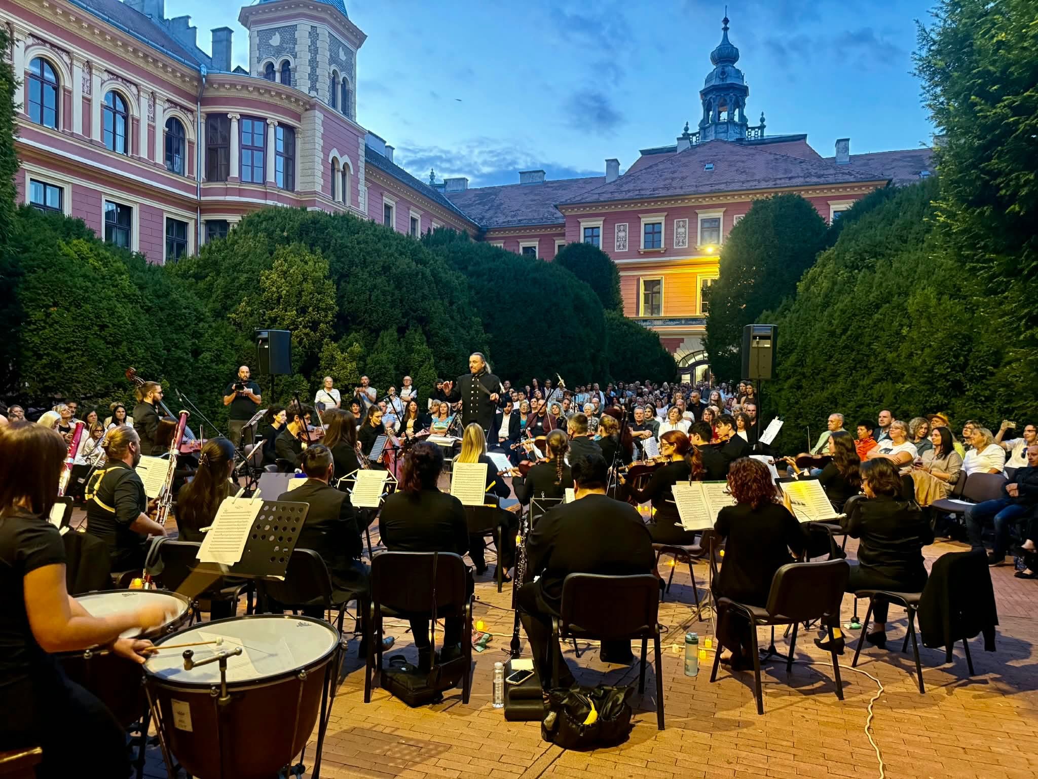 Somborska filharmonija priredila „Jesenji koncert“ u ambijentu Županije