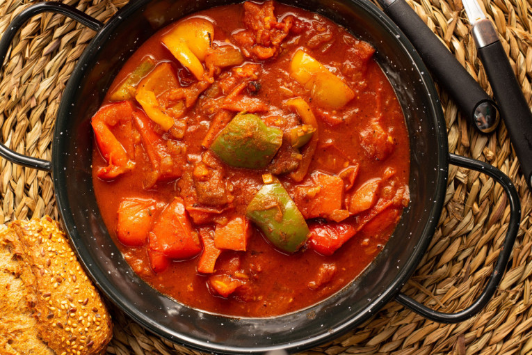Đuveč iz rerne sa piletinom i povrćem – recept