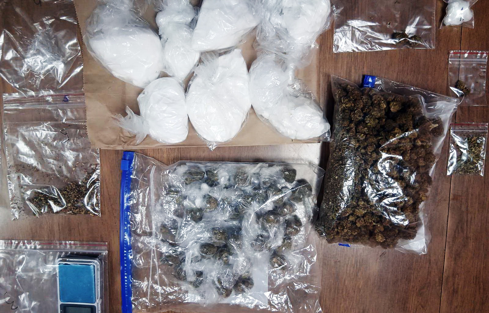 Uhapšene dve osobe, zaplenjeni marihuana i supstanca za koju se sumnja da je kokain