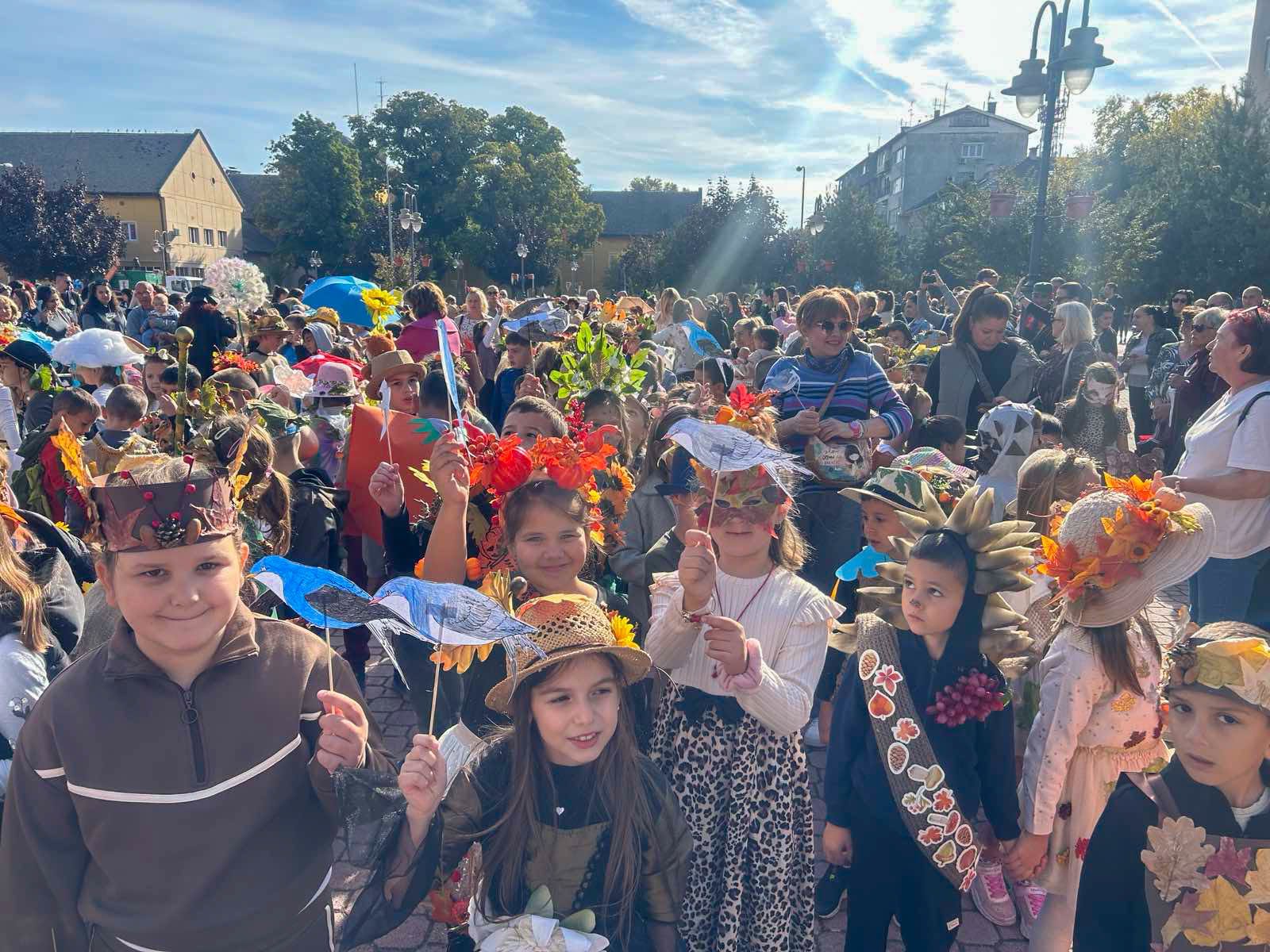 Jesen prošetala Apatinom: Mališani u šarenoj povorci kroz grad