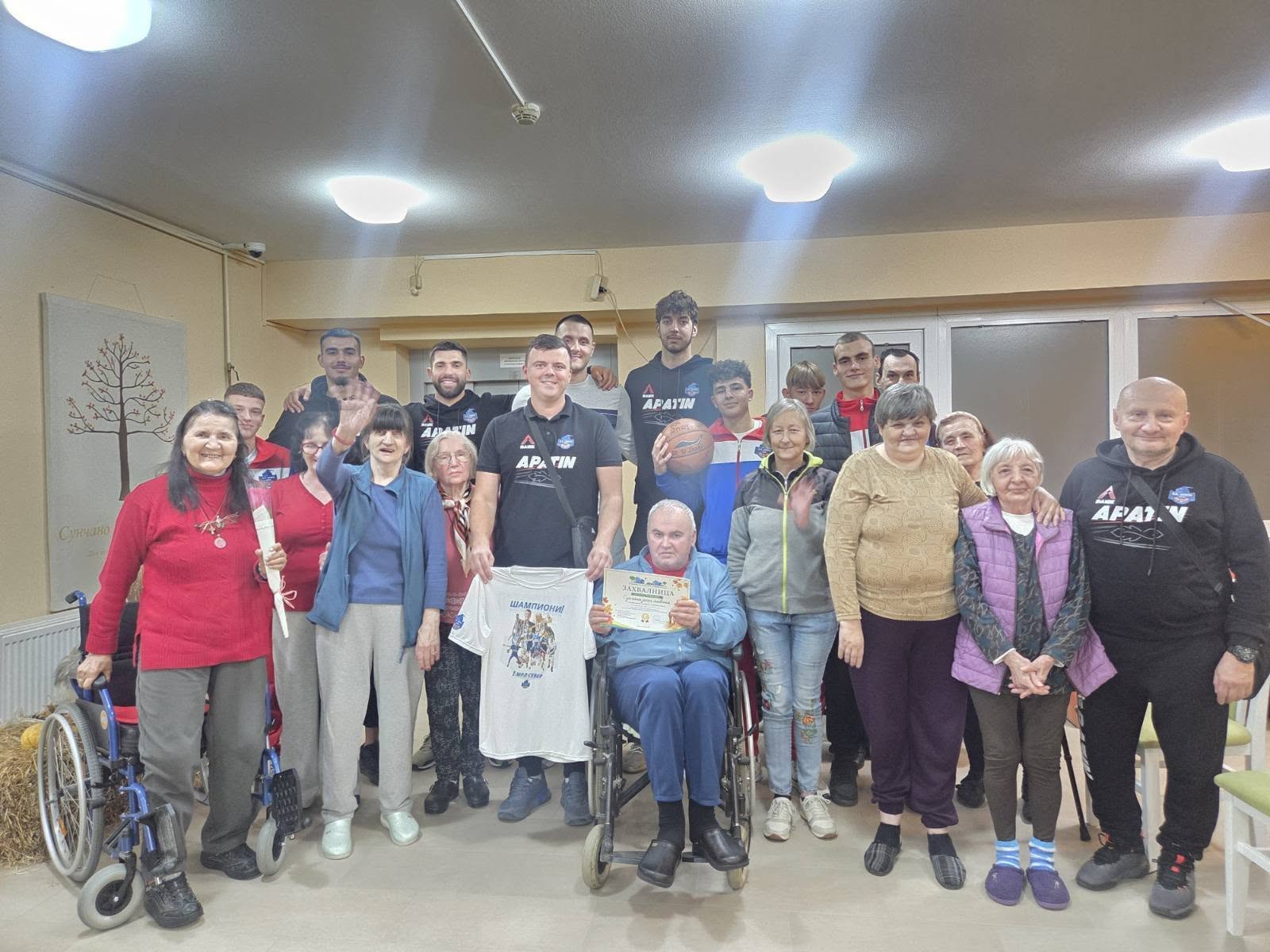 Košarkaši „Apatina“ obradovali korisnike Ustanove za odrasle i starije
