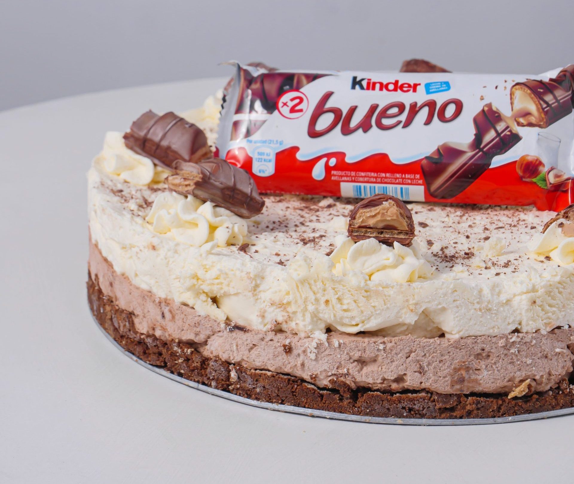 Kinder Bueno torta: Kremasta poslastica sa lešnicima